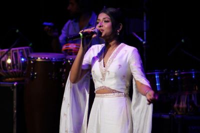 Arunita Kanjilal in Texas (2)
Arunita Kanjilal
Live in Texas Concert
The Buddy Holly Hall of Performing Arts and Sciences
Credit: Atul Parvatiyar @atulparvat
30 October 2022
Keywords: MAGNIFICENT FOUR;USA TOUR 2022;Arunita Kanjilal, Texas