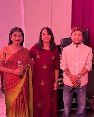 Arunita Pawandeep and Hina Patel
Arunita Pawandeep, Pawandeep Rajan and a fan Hina Patel
Atlanta Georgia (Private Concert) 28 October 2022
Keywords: MAGNIFICENT FOUR;USA TOUR 2022;Arunita Kanjilal, Atlanta, Georgia