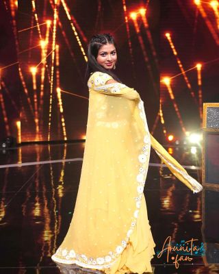 Arunita Kanjilal - the stunning beauty Day 21-22 (1)
Captain [color=green][b]Arunita Kanjilal[/b][/color]'s beautiful look, styled by [b]Jharna Jana[/b], on the set of Superstar Singer Season 3, Day 21-22
Broadcast Date: 26 May 2024
Styling- @jharnajana & @styledbyanna137
Ensemble- @manjusaraf_official
Credit: @ArunitaKanjilal
Keywords: Superstar Singer Season 3, Arunita Kanjilal