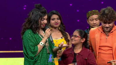 Arunita Kanjilal on SSS2 Day 3 pic- (56)
Captain Arunita Kanjilal had some beautiful moments in Superstar Singer Season 2, Day 3
Picture Courtesy: Sony TV India
Keywords: Arunita Kanjilal, Super Star Singer 2, arunita, Day 3, Episode 3