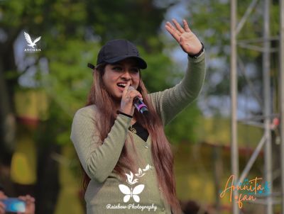 Arunita Kanjilal at Barasat DCH College Social 2025 (13)
Dakshin Barasat Dhruba Chand Halder College
দক্ষিণ বারাসাত ধ্রুবচাঁদ হালদার কলেজ বার্ষিক সাংস্কৃতিক অনুষ্ঠান ২০২৫ 
অরুণিতা কাঞ্জিলালের বাংলা গানে হাজার হাজার দর্শকের ভিড়।
Date: January 3, 2025
Vanue: Dakshin Barasat DCH College Ground
