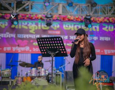 Arunita Kanjilal at Barasat DCH College Social 2025 (5)
Dakshin Barasat Dhruba Chand Halder College
দক্ষিণ বারাসাত ধ্রুবচাঁদ হালদার কলেজ বার্ষিক সাংস্কৃতিক অনুষ্ঠান ২০২৫ 
অরুণিতা কাঞ্জিলালের বাংলা গানে হাজার হাজার দর্শকের ভিড়।
Date: January 3, 2025
Vanue: Dakshin Barasat DCH College Ground
