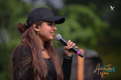 Arunita Kanjilal at Barasat DCH College Social 2025 (9)
Dakshin Barasat Dhruba Chand Halder College
দক্ষিণ বারাসাত ধ্রুবচাঁদ হালদার কলেজ বার্ষিক সাংস্কৃতিক অনুষ্ঠান ২০২৫ 
অরুণিতা কাঞ্জিলালের বাংলা গানে হাজার হাজার দর্শকের ভিড়।
Date: January 3, 2025
Vanue: Dakshin Barasat DCH College Ground
