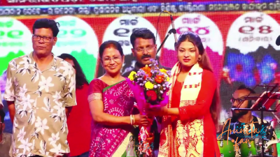 Arunita Kanjilal felicitated by Subaranarekha Gramin Mohatsav committee
Subaranarekha Gramin Mohatsav 2025, Day 2 | ସୁବର୍ଣ୍ଣରେଖା ଗ୍ରାମୀଣ ମହୋତ୍ସବ ୨୦୨୫
Date: 8 March, 2025
Credit: MAA COMPUTER STUDIO
