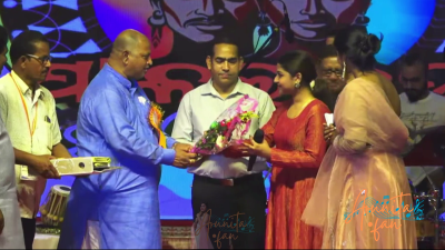 ArunitaKanjilal felicitated by Subaranarekha Pallahara Mahotsav Admins (1)
Pallahara Mahotsav 2025, Day 2 | ପାଳଲହଡା ମୋହତ୍ସବ ୨୦୨୫
Date: 31 March, 2025
Credit: Ashirbad Creations
