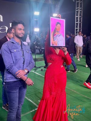 Arunita Kanjilal showing Capture Bong's drawing
গঙ্গারামপুর পৌর উৎসব ২০২৬
গঙ্গারামপুর ফুটবল ময়দানে
Gangarampur, Dakshin Dinajpur, West Bengal
Date: 18 January 2026
Credit: Capture Bong
Keywords: #ArunitaKanjilal #MelodyQueen #ArunitaFan #gangarampur #DakshinDinajpur #carnival