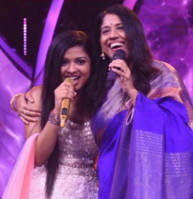 Arunita with Singers
Arunita Kanjilal with Singers
Keywords: Arunita Kanjilal; Arunita with Singers