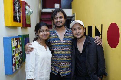 Arunita with Music Directors
Arunita Kanjilal with music directors.
Keywords: Arunita Kanjilal; Music Directors