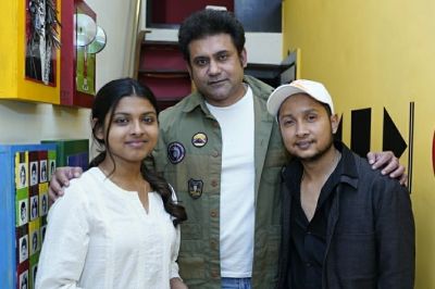 Arunita with Music Directors
Arunita Kanjilal with music directors.
Keywords: Arunita Kanjilal; Music Directors