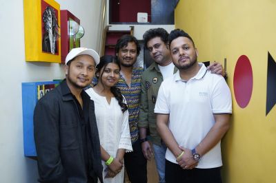 Arunita with Music Directors
Arunita Kanjilal with music directors.
Keywords: Arunita Kanjilal; Music Directors