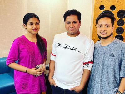 Arunita with Music Directors
Arunita Kanjilal with music directors.
Keywords: Arunita Kanjilal; Music Directors