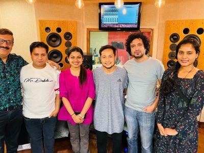 Arunita with Music Directors
Arunita Kanjilal with music directors.
Keywords: Arunita Kanjilal; Music Directors