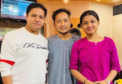 Arunita with Music Directors
Arunita Kanjilal with music directors.
Keywords: Arunita Kanjilal; Music Directors