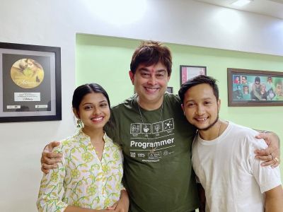 Arunita with Music Directors
Arunita Kanjilal with music directors.
Keywords: Arunita Kanjilal; Music Directors