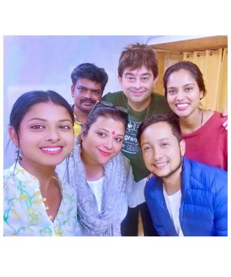 Arunita with Music Directors
Arunita Kanjilal with music directors.
Keywords: Arunita Kanjilal; Music Directors